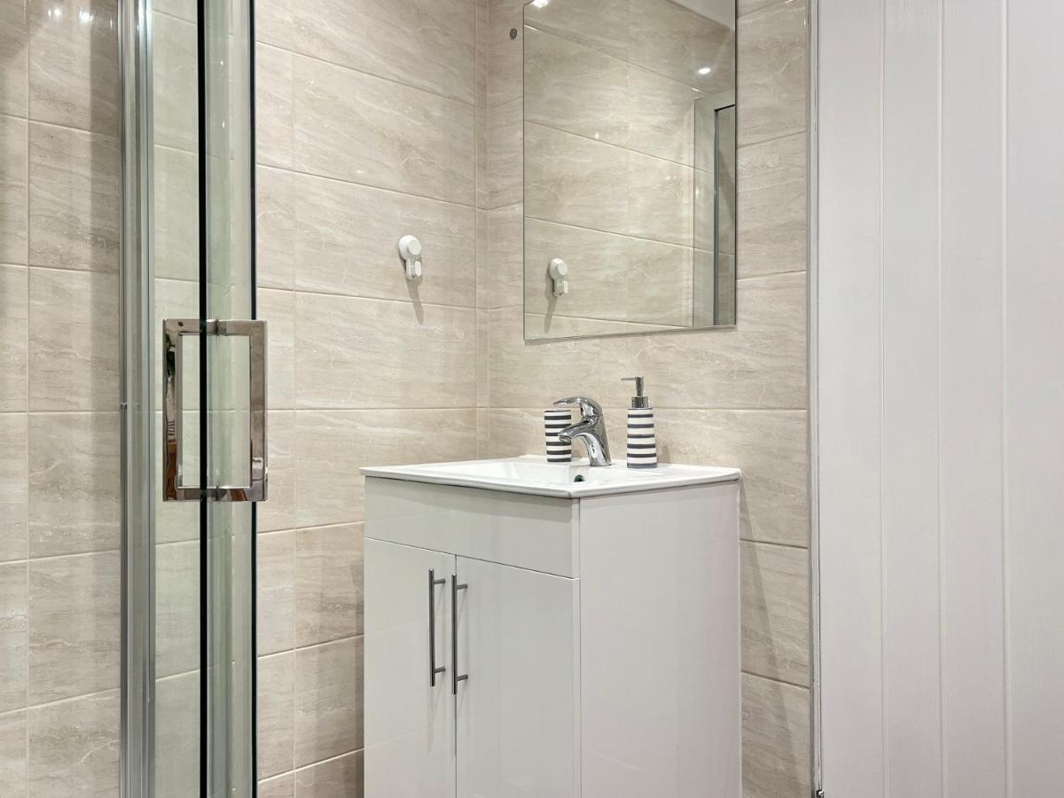 Modern 2 Bed Townhouse Just Outside City Walls With Free Private Parking York Bagian luar foto