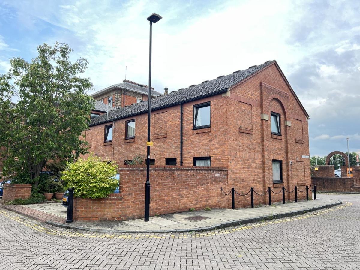 Modern 2 Bed Townhouse Just Outside City Walls With Free Private Parking York Bagian luar foto