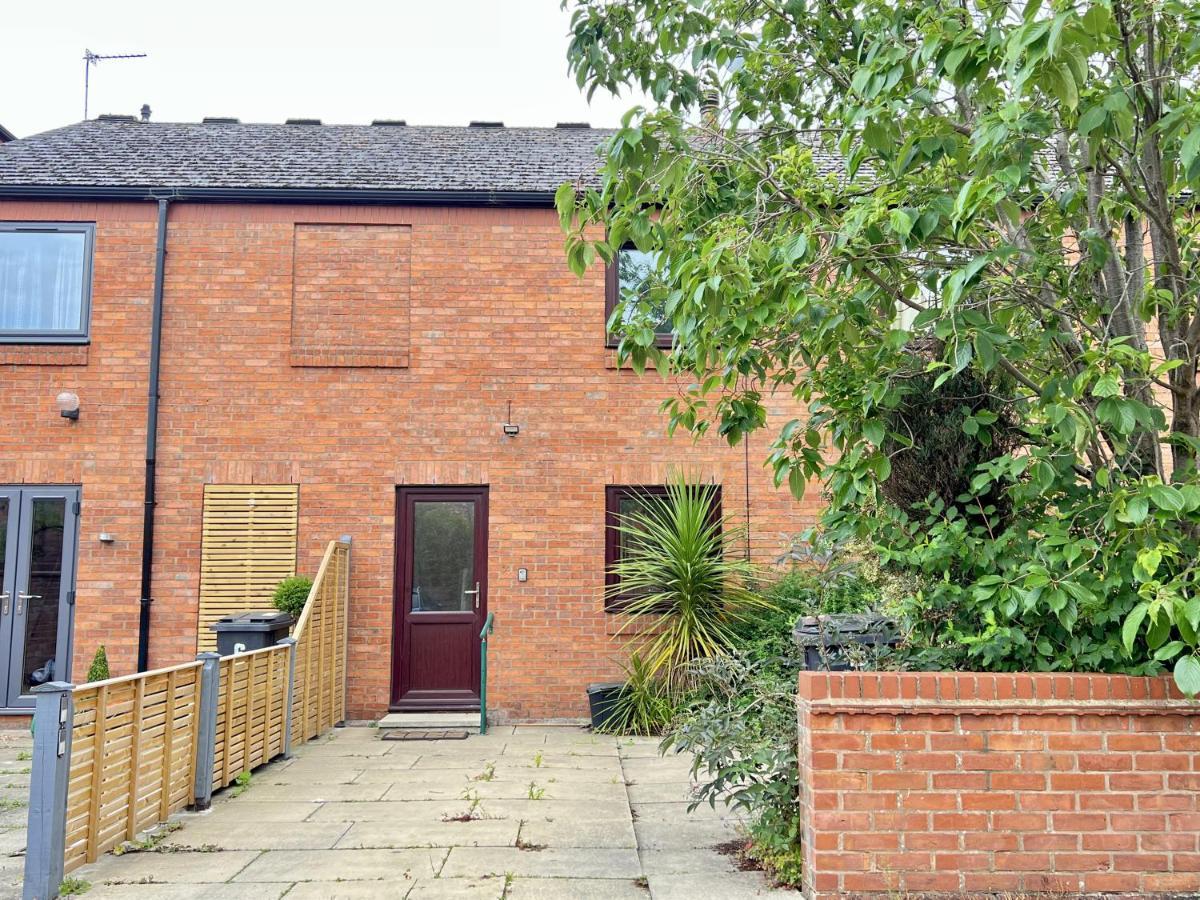 Modern 2 Bed Townhouse Just Outside City Walls With Free Private Parking York Bagian luar foto