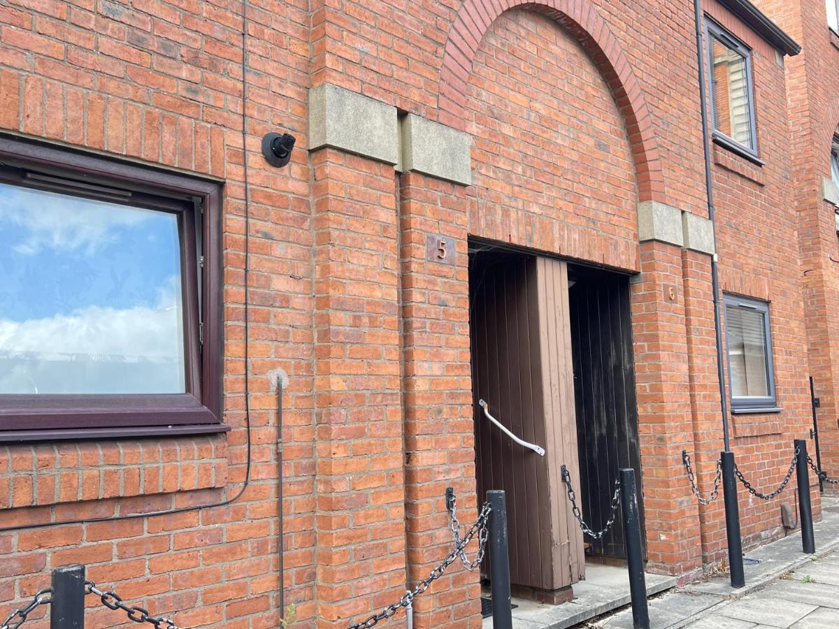 Modern 2 Bed Townhouse Just Outside City Walls With Free Private Parking York Bagian luar foto